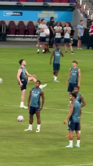 开云体育官网-赖斯展示屁股颠球，道曼准备模仿时被塔帅路过伸手打断