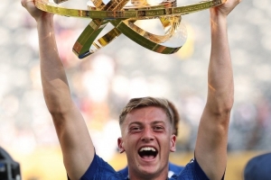 邮报：德拉普险被莫耶斯打动，就像超人撕开衬衫不是S竟是蓝色E