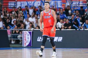 开云体育app-媒体人：陈林坚在生涯不断上升时受了伤又遭遇了车祸 真是很可惜