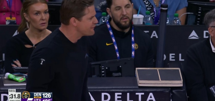 开云体育下载-关键时刻啊！约基奇抢篮板摔倒搏到罚球 爵士主教练哈迪暴怒！