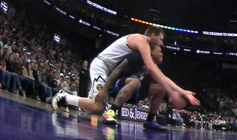 开云体育下载-这谁顶得住啊！基昂特·乔治被260斤的约基奇压在身上 表情狰狞！