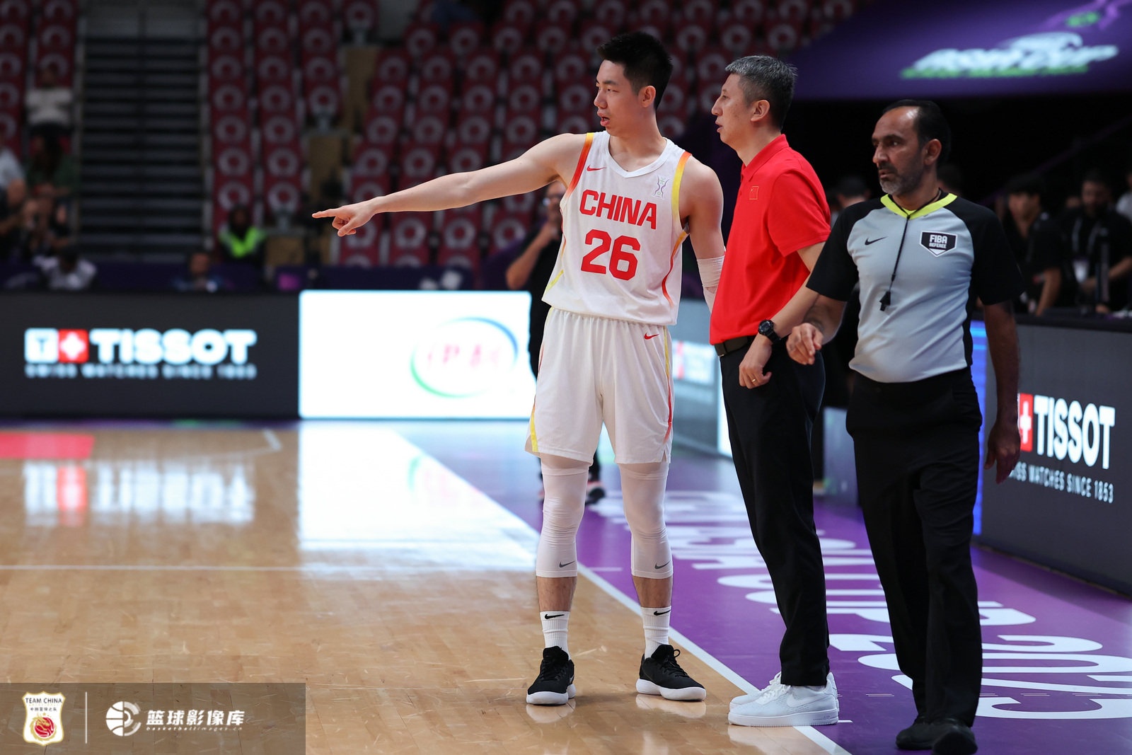 开云官网-媒体人：中国男篮用三后卫因锋无力 让内线去凿能解决不得分问题