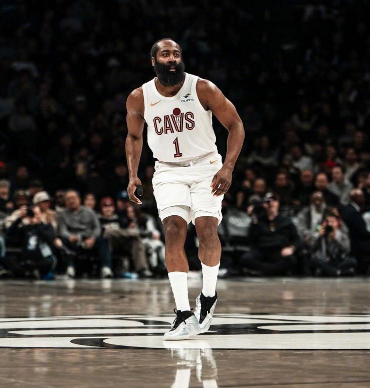 哈登22+9+8NBA历史第三人，米神缺阵双塔37分，骑士送篮网8连败