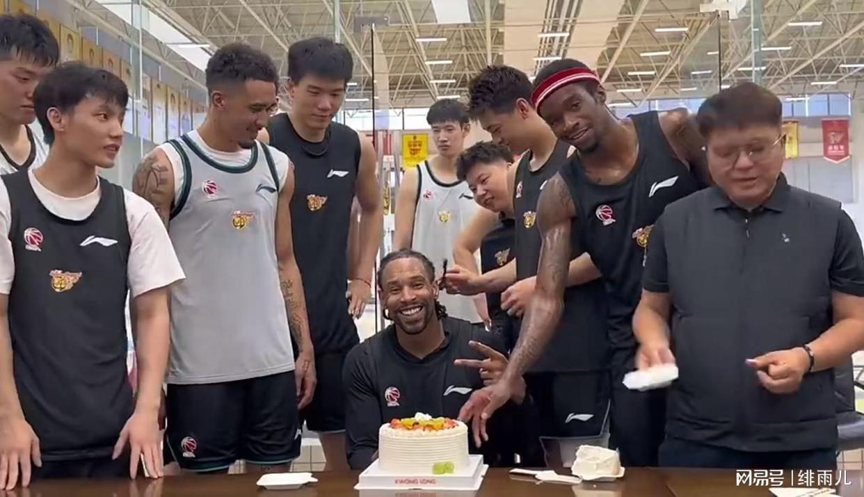 开云体育官网-广东队最新消息！杜锋保不住萨林杰，朱芳雨瞄准两大新内线！