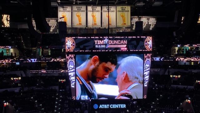 开云体育官网-名人堂球衣揭幕仪式 忘掉比赛今夜只有邓肯是主角