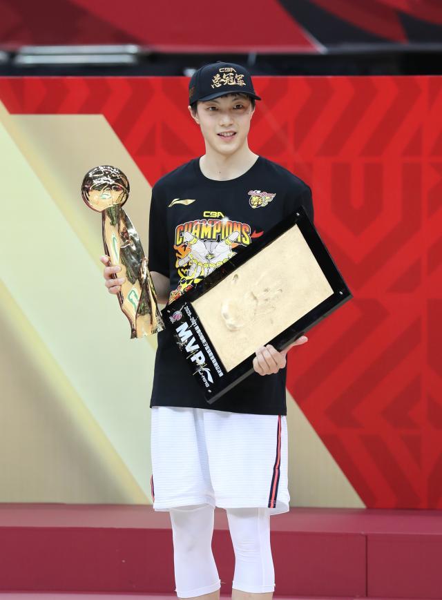 开云体育app-FMVP归属胡明轩 不知疲倦的他，就是广东队的缩影